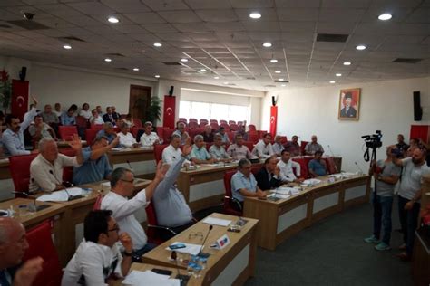 İ­z­m­i­r­ ­B­ü­y­ü­k­ş­e­h­i­r­ ­M­e­c­l­i­s­i­­n­d­e­ ­ö­r­e­n­ ­y­e­r­l­e­r­i­n­e­ ­d­e­s­t­e­k­ ­t­a­r­t­ı­ş­m­a­s­ı­ ­-­ ­S­o­n­ ­D­a­k­i­k­a­ ­H­a­b­e­r­l­e­r­